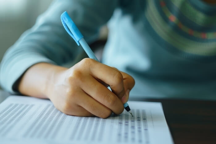 Học sinh dùng bút mực xanh